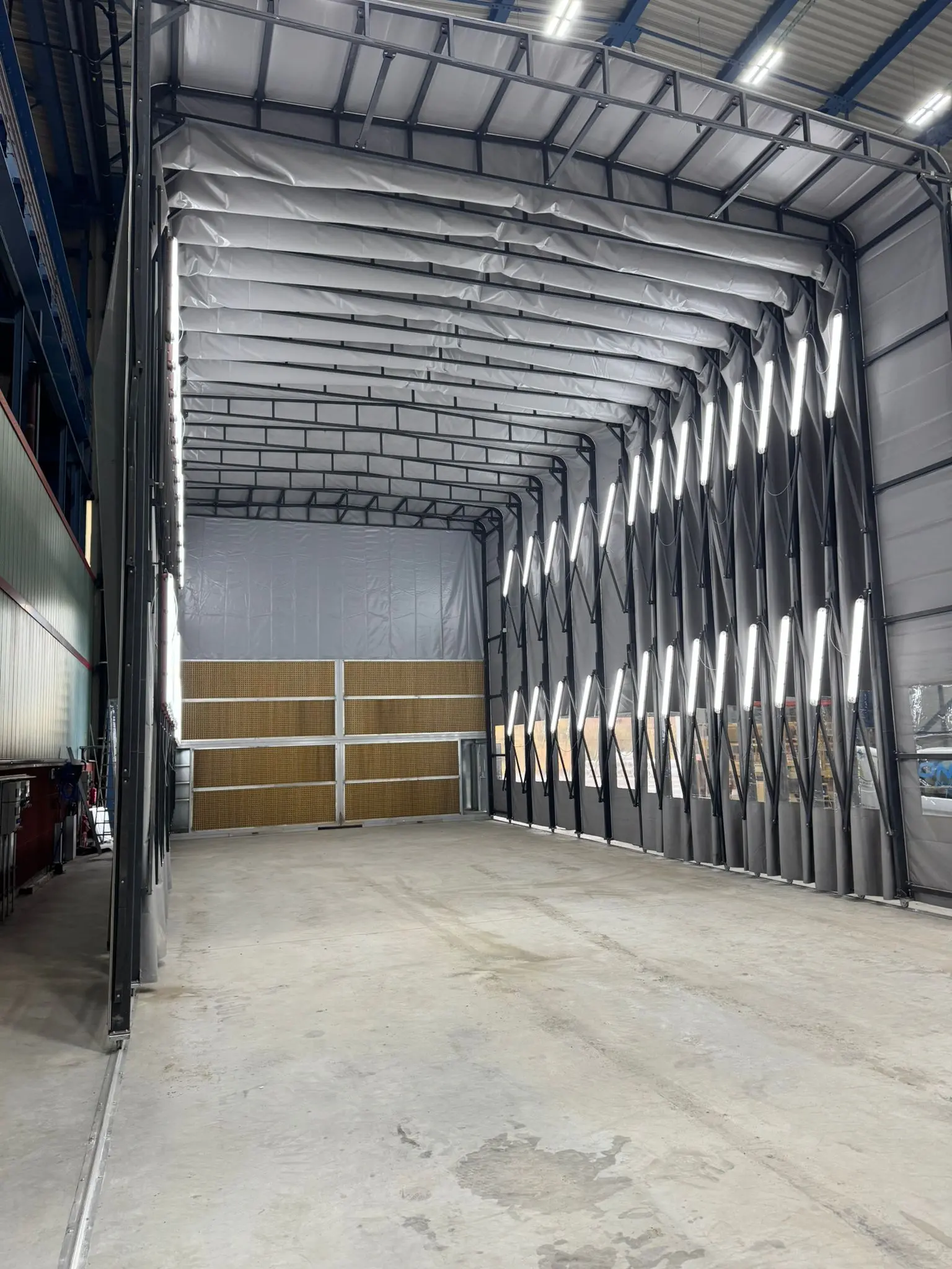 Versenkbare Lackierkabine - Faltbare Lackierkabine - Teleskop-Lackierkabine - Tragbare Lackierkabine - Zusammenklappbare Spritzkabine - Mobile Lackierkabine - Mobile Spritzkabine - Retractable Paint Booth - Ausziehbare Lackierkabine - Faltbare Lackierkabine für LKW - Teleskop-Lackierkabine für Schwermaschinen - Zusammenklappbare Spritzkabine für Industrie - Mobile Lackierkabine für Traktoren - Temporäre Lackierkabine für Außenbereich - Kleine faltbare Spritzkabine für Werkstatt - Teleskop-Lackierkabine mit Absaugung - Auto-Teleskop-Lackierkabine - Flugzeug-Montage-Lackierkabine faltbar – Schiffspropeller Lackierkabine – Zug Lackierkabine teleskopisch - Motorisierte faltbare Lackierkabine - Manuelle Teleskop-Lackierkabine - Brandschutz-Lackierkabine faltbar - Explosionsgeschützte Spritzkabine - Platzsparende Lackierkabine - Industrielle Spritzkabine - Staubfreie Spritzkabine - Kompakte Lackierkabine - Teleskopische Lackierkabine