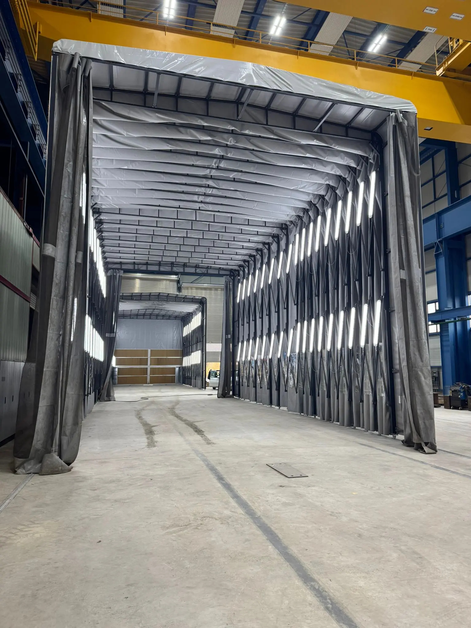 Versenkbare Lackierkabine - Faltbare Lackierkabine - Teleskop-Lackierkabine - Tragbare Lackierkabine - Zusammenklappbare Spritzkabine - Mobile Lackierkabine - Mobile Spritzkabine - Retractable Paint Booth - Ausziehbare Lackierkabine - Faltbare Lackierkabine für LKW - Teleskop-Lackierkabine für Schwermaschinen - Zusammenklappbare Spritzkabine für Industrie - Mobile Lackierkabine für Traktoren - Temporäre Lackierkabine für Außenbereich - Kleine faltbare Spritzkabine für Werkstatt - Teleskop-Lackierkabine mit Absaugung - Auto-Teleskop-Lackierkabine - Flugzeug-Montage-Lackierkabine faltbar – Schiffspropeller Lackierkabine – Zug Lackierkabine teleskopisch - Motorisierte faltbare Lackierkabine - Manuelle Teleskop-Lackierkabine - Brandschutz-Lackierkabine faltbar - Explosionsgeschützte Spritzkabine - Platzsparende Lackierkabine - Industrielle Spritzkabine - Staubfreie Spritzkabine - Kompakte Lackierkabine - Teleskopische Lackierkabine